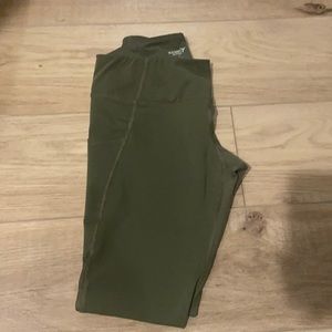 Old Navy Active 7/8 length leggings. Side pockets. Side mesh knee to ankle.
